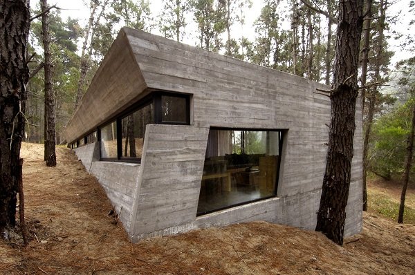 Бетонный дом в лесу от BAK Architects